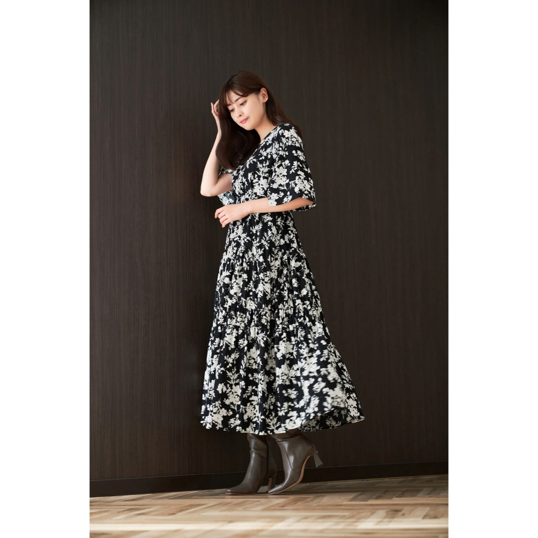 Monotone Floral Slit Sleeve Dress