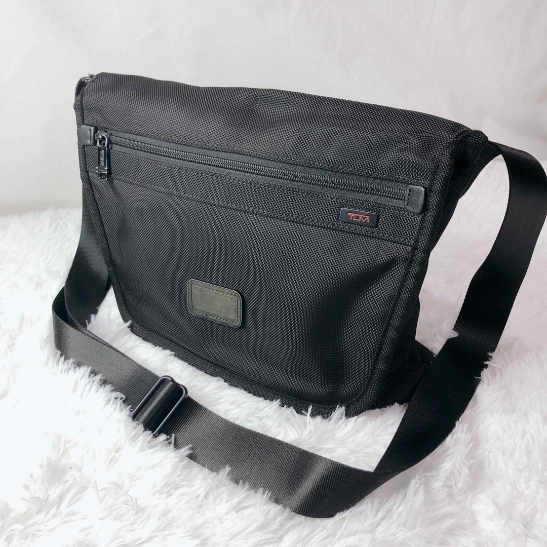 TUMI ショルダーパック　黒色　美品バッグ