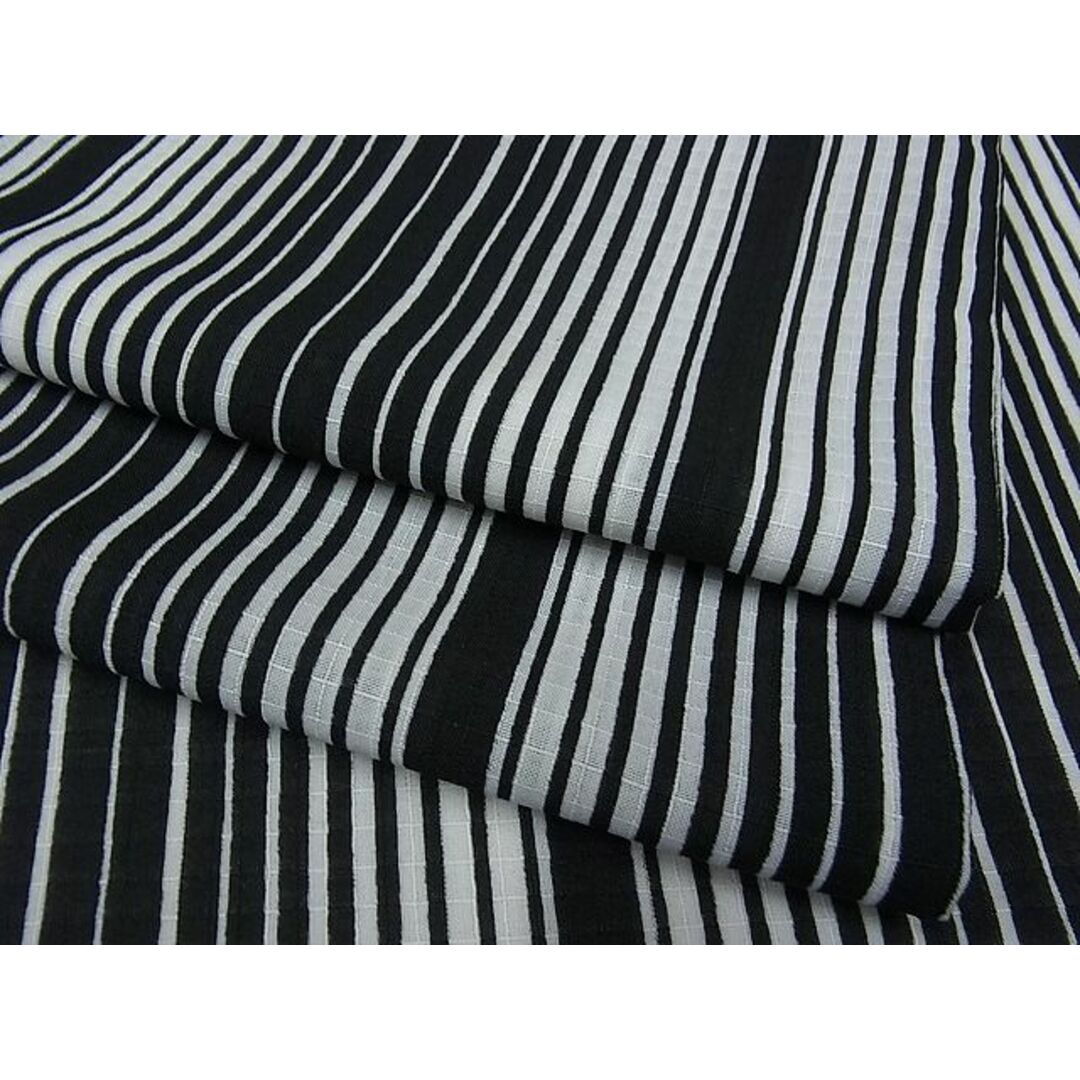 平和屋-こころ店■夏物 小紋 紅梅織 縞 黒地 着丈163.5cm 裄丈67.5cm 洗える着物 B-wt8517