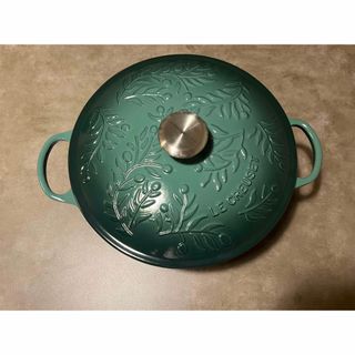 ルクルーゼ(LE CREUSET)のル・クルーゼシグニチャー マルミット オリーブブランチレリーフ アーティチョーク(鍋/フライパン)