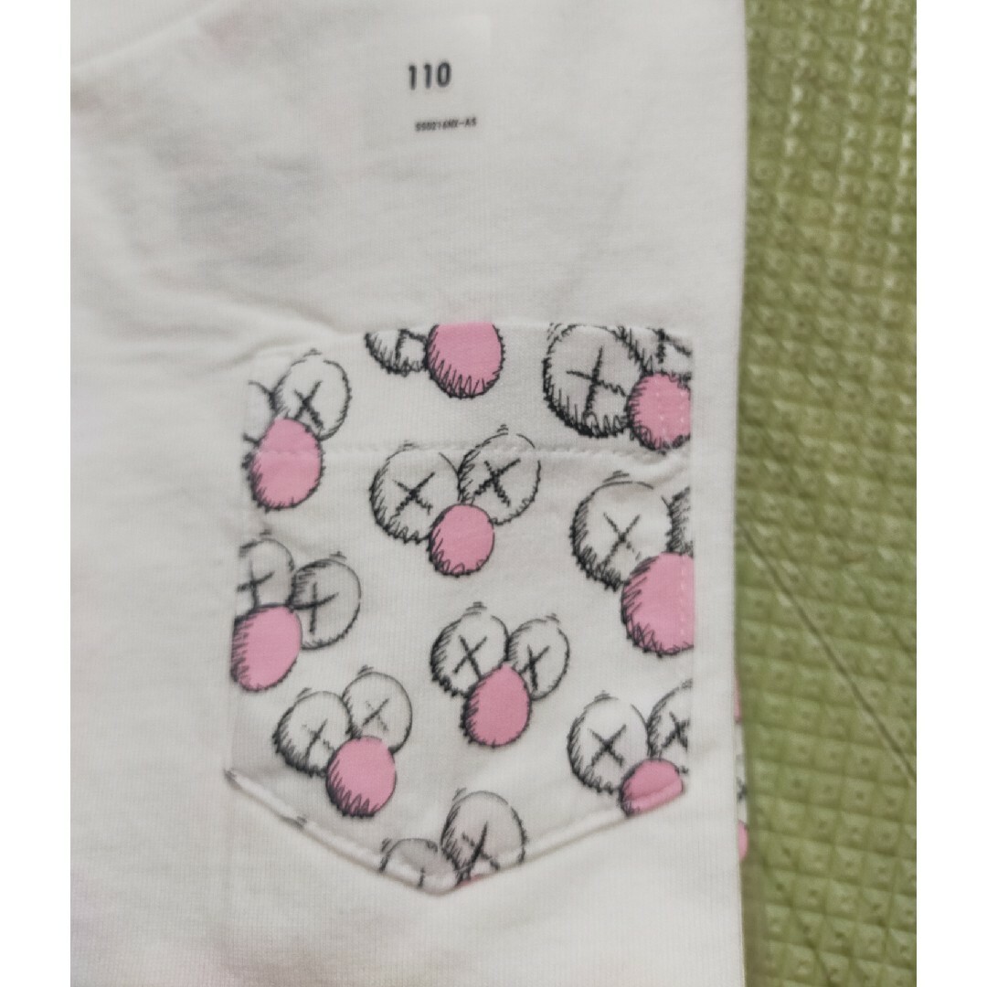 UNIQLO(ユニクロ)のkaws ut uniqlo 2019 Tシャツ  ホワイト キッズ/ベビー/マタニティのキッズ服女の子用(90cm~)(Tシャツ/カットソー)の商品写真