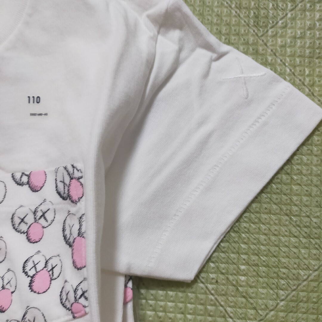 UNIQLO(ユニクロ)のkaws ut uniqlo 2019 Tシャツ  ホワイト キッズ/ベビー/マタニティのキッズ服女の子用(90cm~)(Tシャツ/カットソー)の商品写真