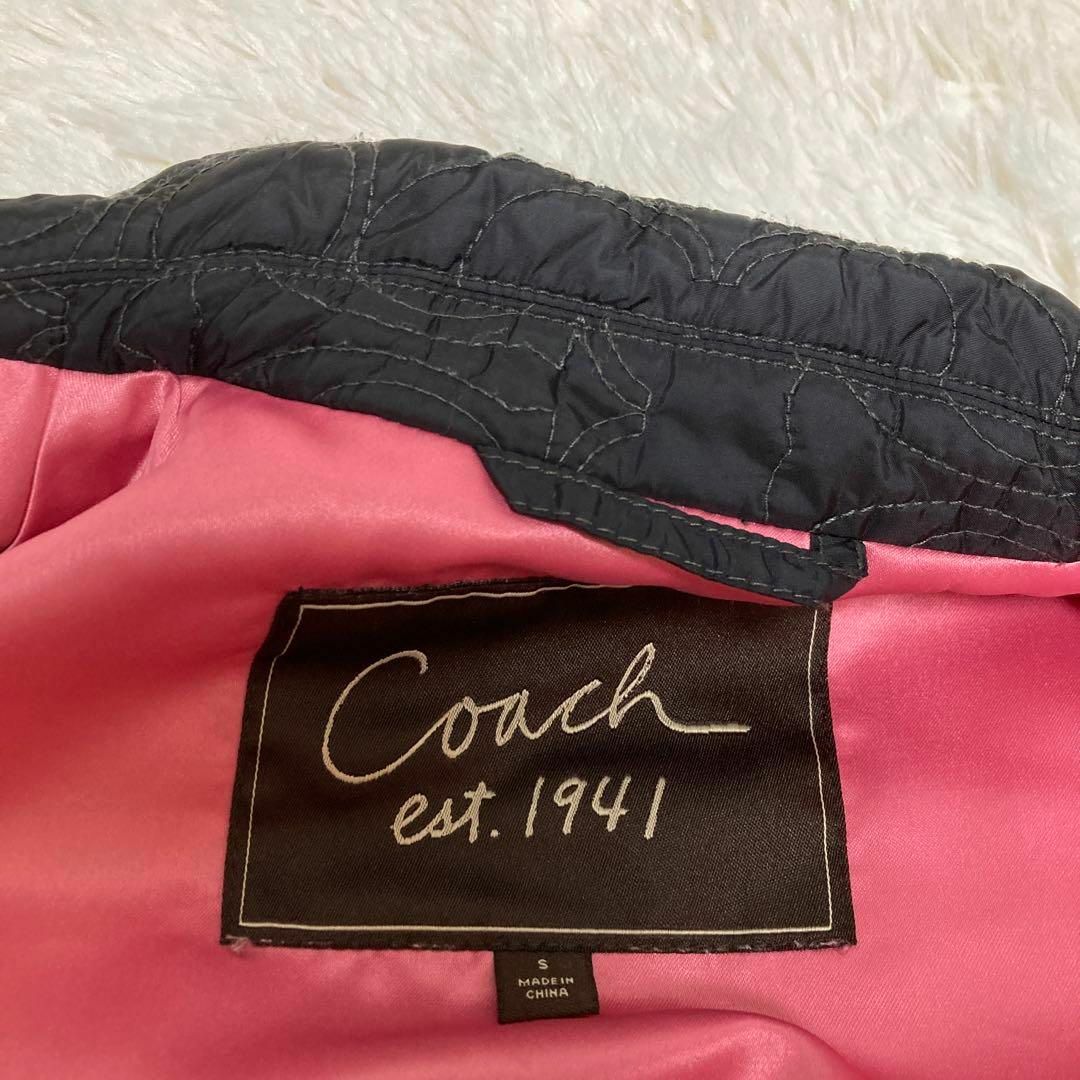 COACH(コーチ)のコーチ　キルティング　シグネチャー　裏地ピンク　黒　M相当　トリム羊革 レディースのジャケット/アウター(ダウンジャケット)の商品写真