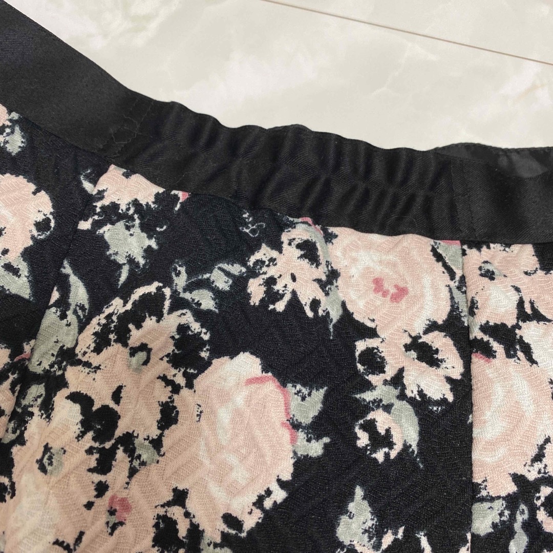 Feroux(フェルゥ)の【きれいめコーデ】Feroux  ビジュー付きプラックピンク花柄スカート【秋服】 レディースのスカート(ひざ丈スカート)の商品写真