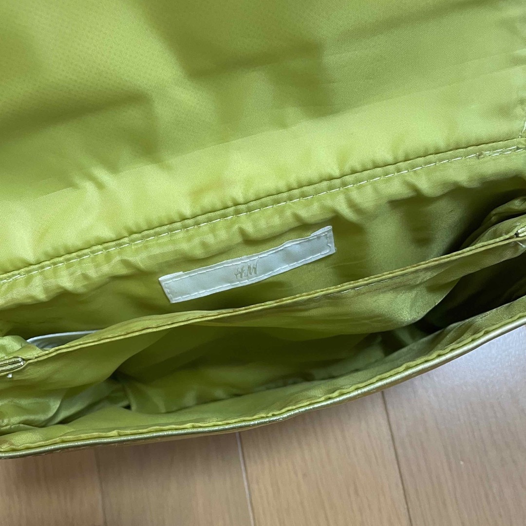 H&M(エイチアンドエム)のショルダーバッグ　ゴールド　H&M  レディースのバッグ(ショルダーバッグ)の商品写真