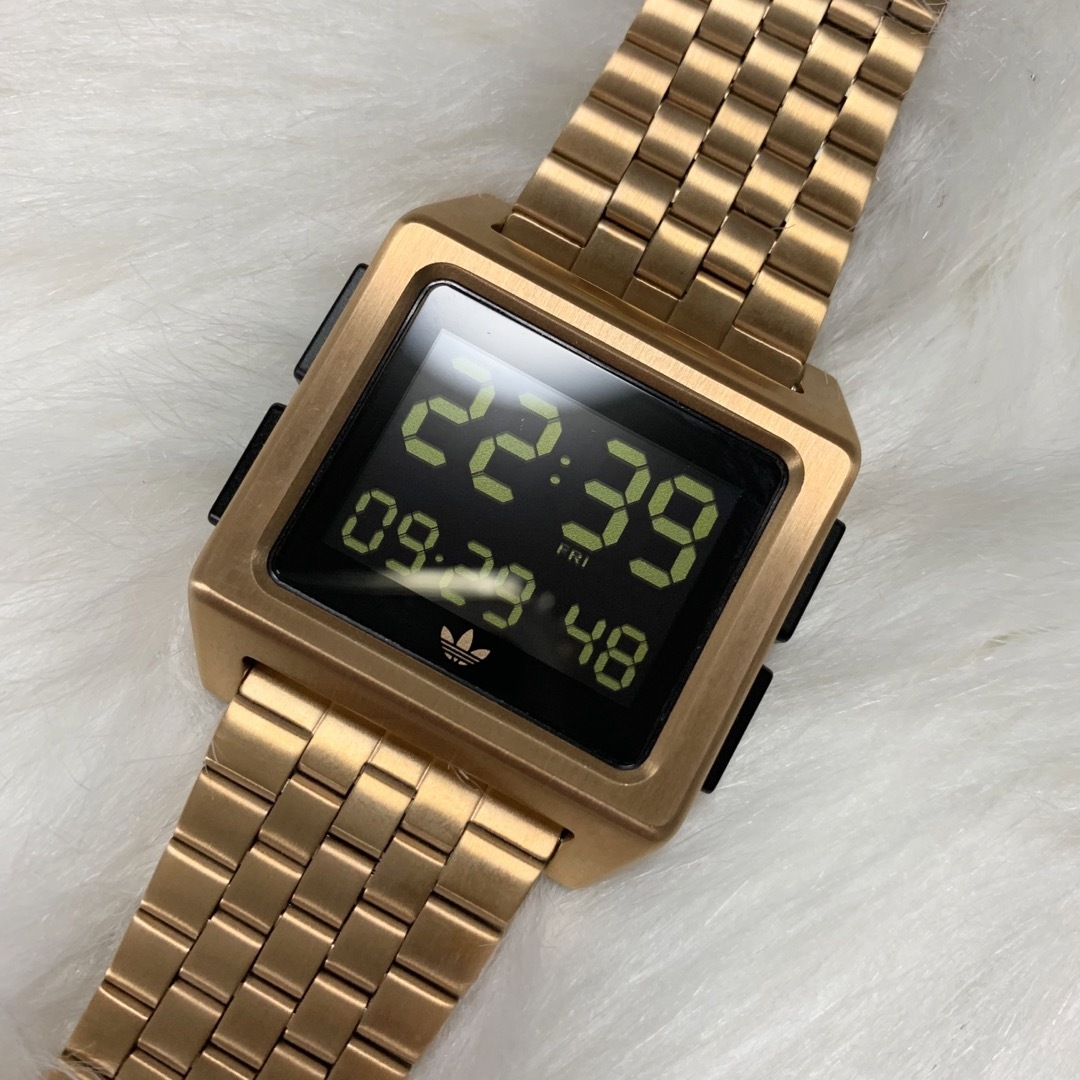 adidas(アディダス)のadidasオリジナルス　ブラックゴールドWatch メンズの時計(腕時計(デジタル))の商品写真