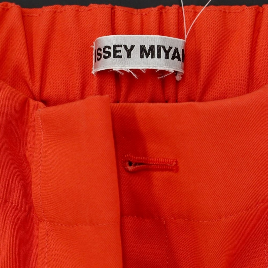 ISSEY MIYAKE(イッセイミヤケ)の【中古】イッセイミヤケ ISSEY MIYAKE 2023年春夏 プリーツ スラックスパンツ オレンジレッド系【サイズ表記なし（M位）】【レディース】 レディースのパンツ(その他)の商品写真