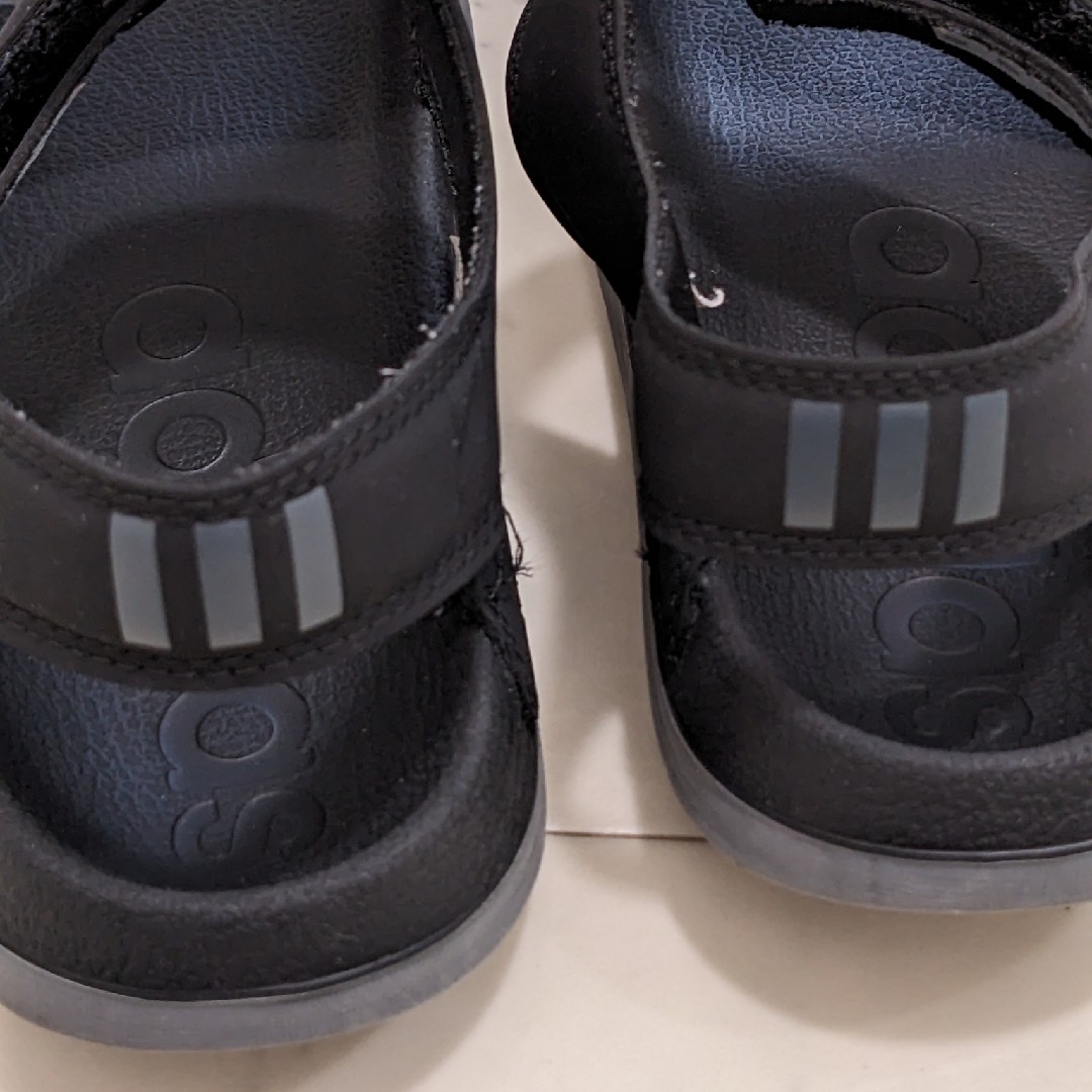 adidas(アディダス)のadidas 　サンダル　23.5㎝ キッズ/ベビー/マタニティのキッズ靴/シューズ(15cm~)(サンダル)の商品写真