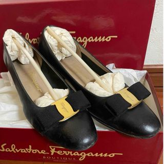 サルヴァトーレフェラガモ(Salvatore Ferragamo)のフェラガモ ヴァラ 黒 カーフ(ハイヒール/パンプス)