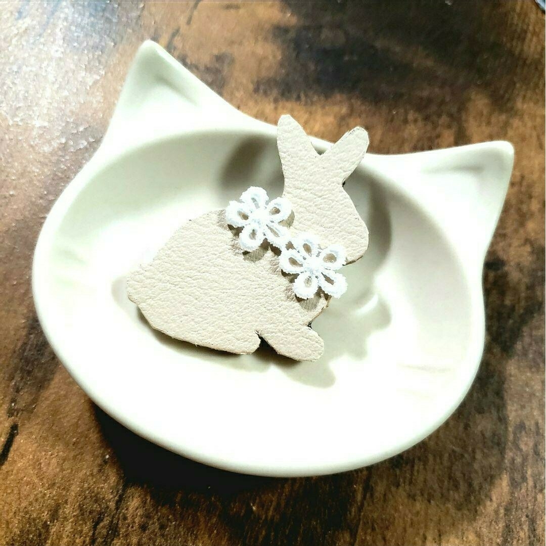 ＊うさぎさんブローチ＊①　皮革　革　ベージュ　お花　レース　ナチュラル　可愛い ハンドメイドのアクセサリー(コサージュ/ブローチ)の商品写真