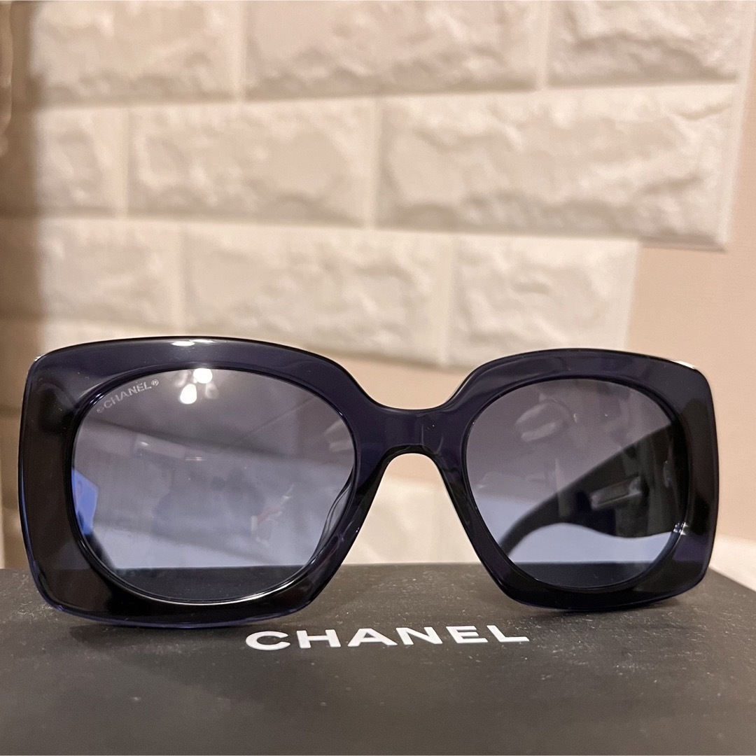 CHANEL(シャネル)のCHANEL シャネルサングラス マトラッセ デニムピンクステッチ【未使用品】 レディースのファッション小物(サングラス/メガネ)の商品写真