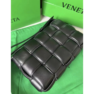 ボッテガヴェネタ(Bottega Veneta)のBOTTEGA VENETA パデッドカセットショルダーバッグ(ショルダーバッグ)