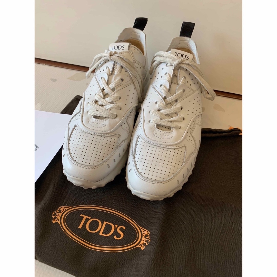 TOD'S(トッズ)のトッズ　ホワイトスニーカー レディースの靴/シューズ(スニーカー)の商品写真