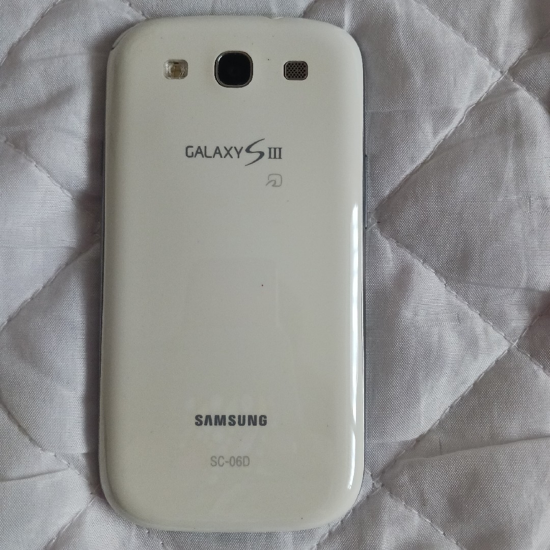 GALAXYGalaxy S III マーブルホワイト 32 GB docomo スマホ/家電/カメラのスマートフォン/携帯電話(スマートフォン本体)の商品写真