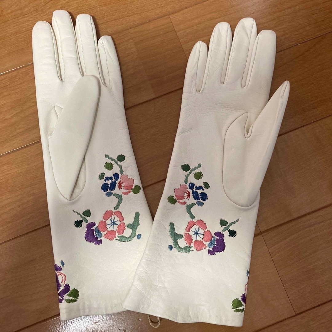 John Galliano(ジョンガリアーノ)の新品未使用ジョンガリアーノ　本革刺繍手袋 レディースのファッション小物(手袋)の商品写真