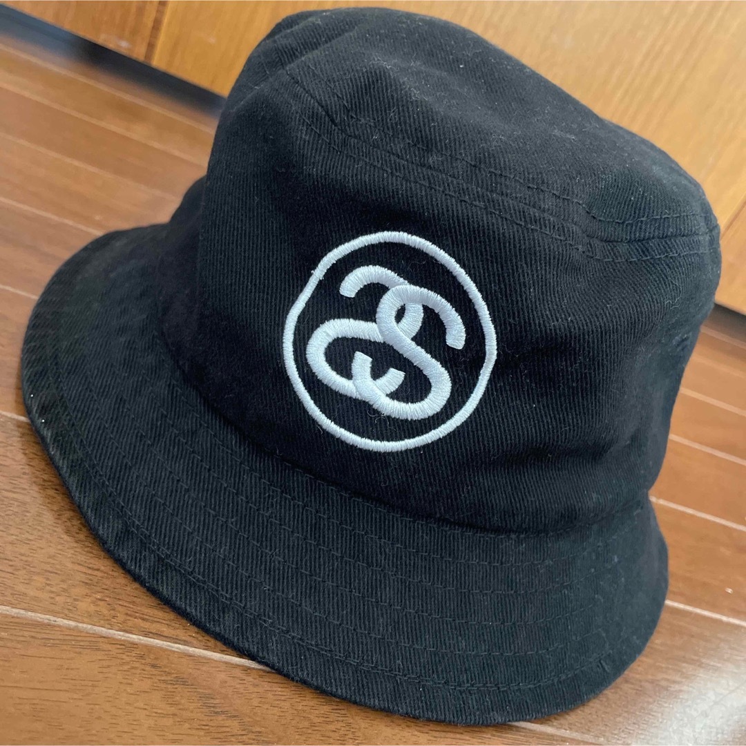 STUSSY(ステューシー)のSTUSSY  ステューシー　ロゴ刺繍　ブラック　バケットハット メンズの帽子(ハット)の商品写真