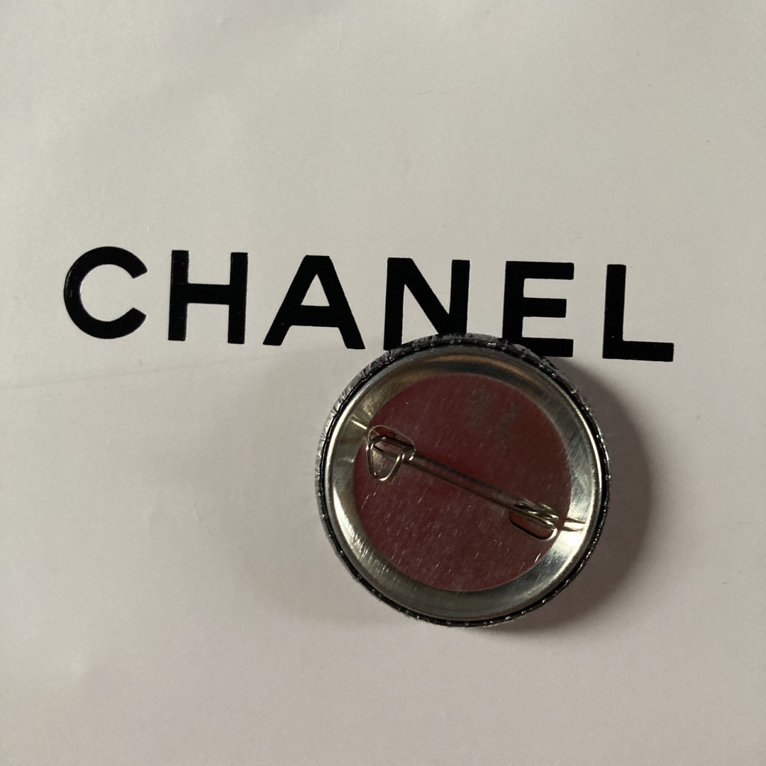 CHANEL(シャネル)のCHANEL 缶バッジ cocoゲームセンター ノベルティ エンタメ/ホビーのアニメグッズ(バッジ/ピンバッジ)の商品写真