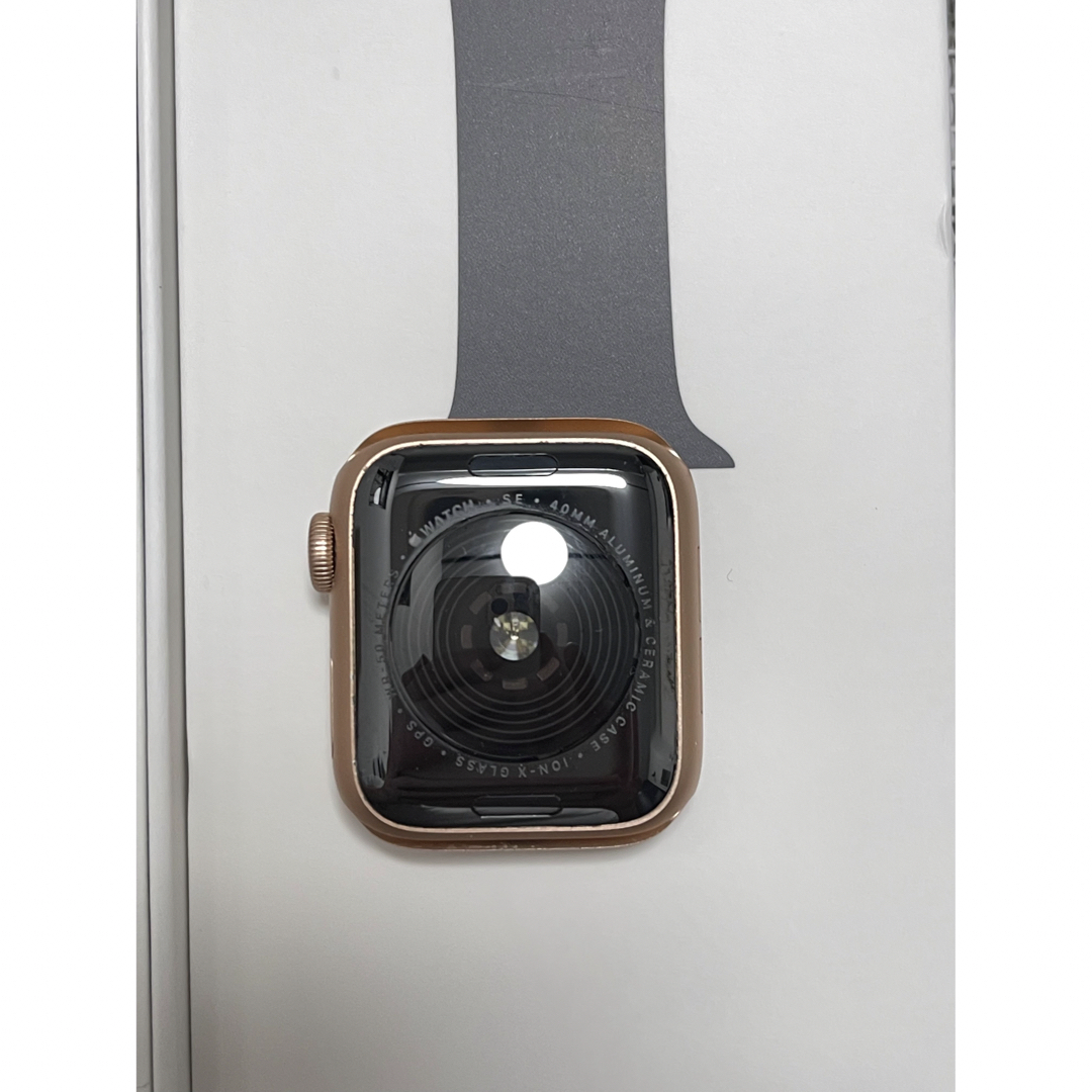 Apple Watch(アップルウォッチ)のApple Watch SE (GPSモデル) 40mm ゴールド スマホ/家電/カメラのスマートフォン/携帯電話(その他)の商品写真