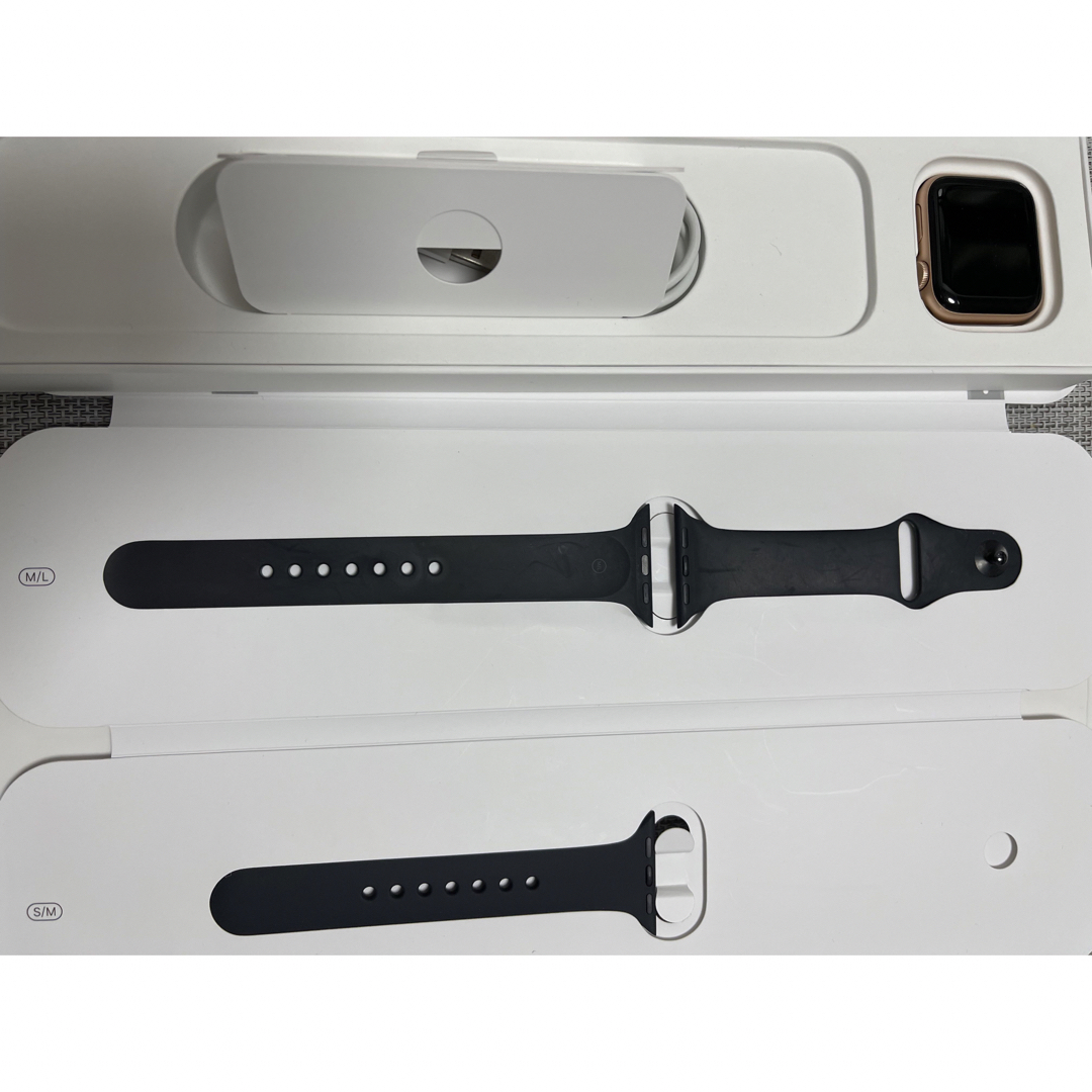 Apple Watch(アップルウォッチ)のApple Watch SE (GPSモデル) 40mm ゴールド スマホ/家電/カメラのスマートフォン/携帯電話(その他)の商品写真
