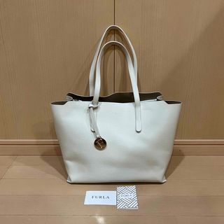 ✨美品✨定番✨FURLA✨サリー　Lサイズ　大容量　トートバッグ　黒　チャーム