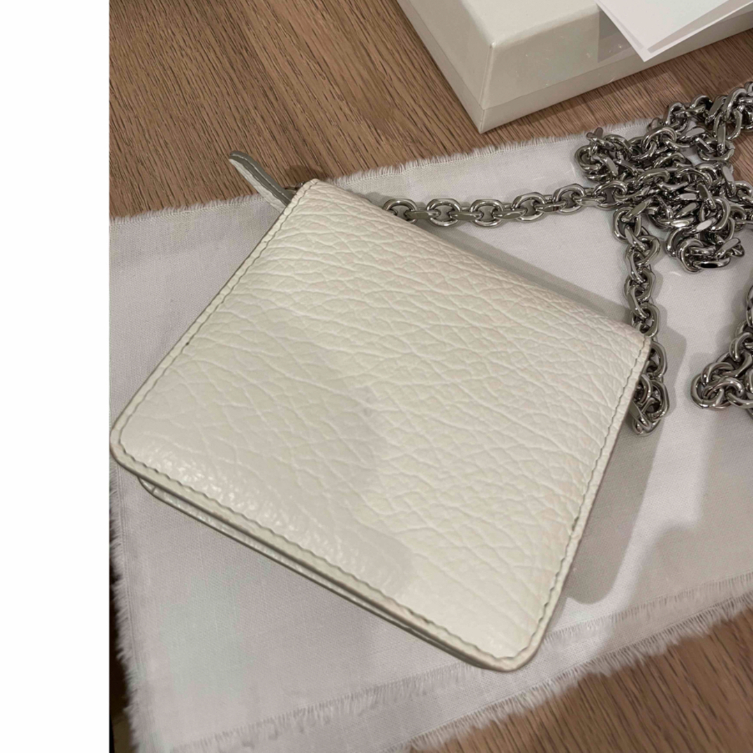 Maison Martin Margiela(マルタンマルジェラ)のマルジェラ  チェーン付きウォレット　ホワイト レディースのファッション小物(財布)の商品写真