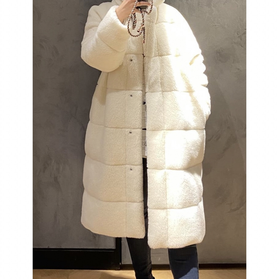 MONCLER(モンクレール)のモンクレール Bagaud ダウンコート ボア リバーシブルアイボリー DIST レディースのジャケット/アウター(ダウンコート)の商品写真