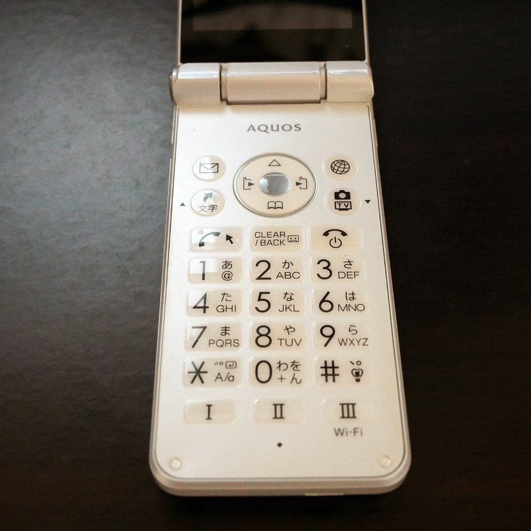 AQUOS(アクオス)のSHARP AQUOS ケータイ2 ホワイト（601SH） スマホ/家電/カメラのスマートフォン/携帯電話(携帯電話本体)の商品写真