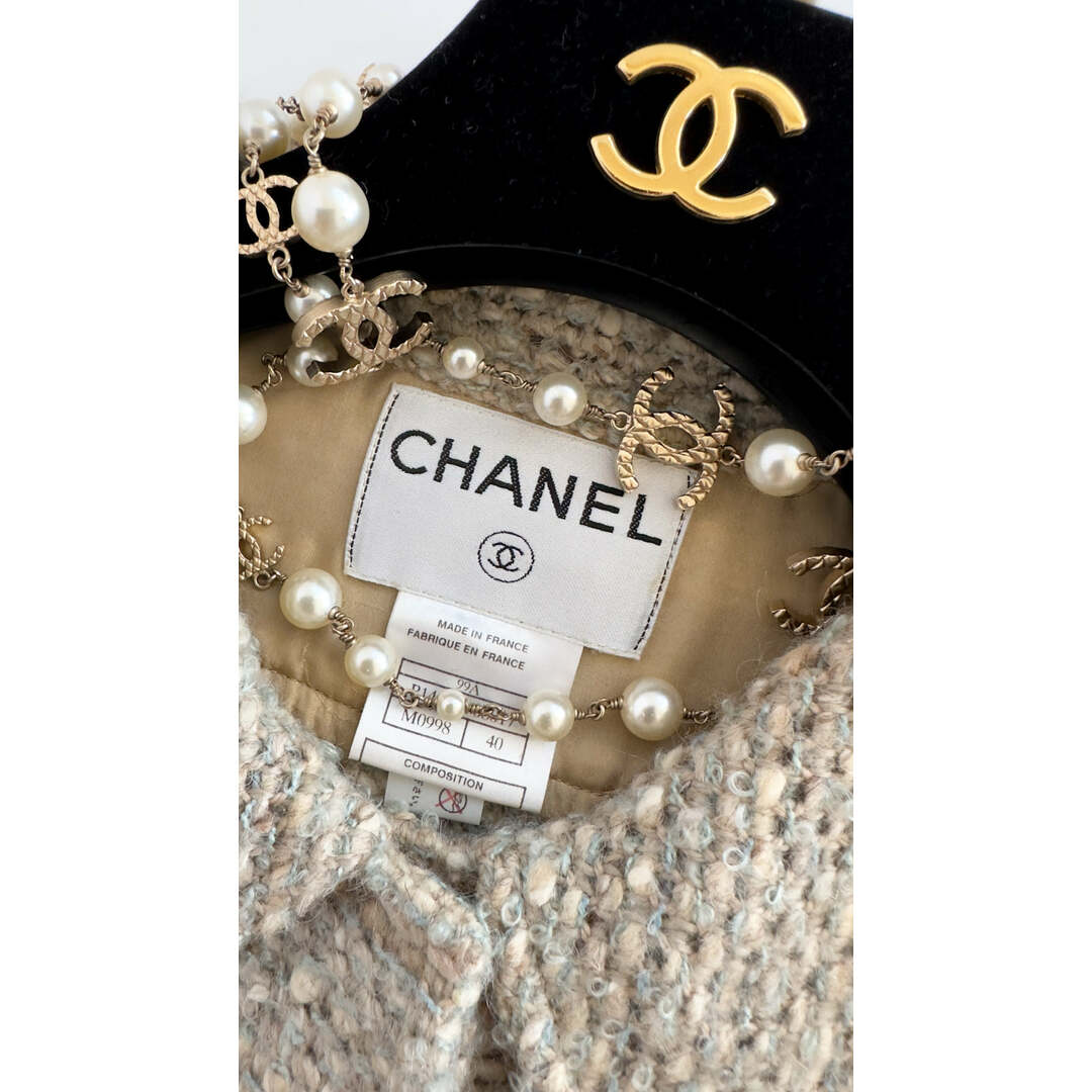 CHANEL(シャネル)のシャネル CHANEL ヴィンテージ・秋冬 ベージュ・グレー40 42 44おしゃれ可愛い 貴重な立体ツイード・カーディガン・ジャケット レディースのジャケット/アウター(その他)の商品写真