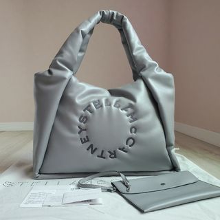 ステラマッカートニー(Stella McCartney)の美品《ステラマッカートニー》ステラロゴ パフィー トートバッグ ポーチ付 23S(トートバッグ)