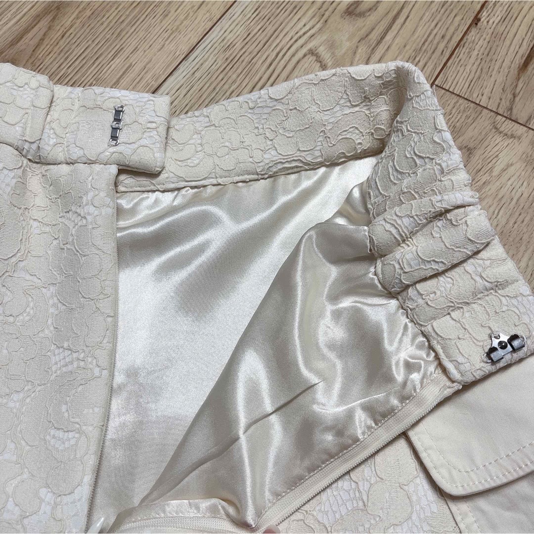 MERCURYDUO(マーキュリーデュオ)のMERCURYDUO ポケット付レースボンディングフレアスカート ホワイト レディースのスカート(ひざ丈スカート)の商品写真