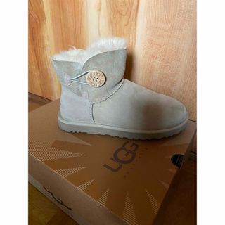 アグ(UGG)のUGG Mini Bailey Button (ブーツ)