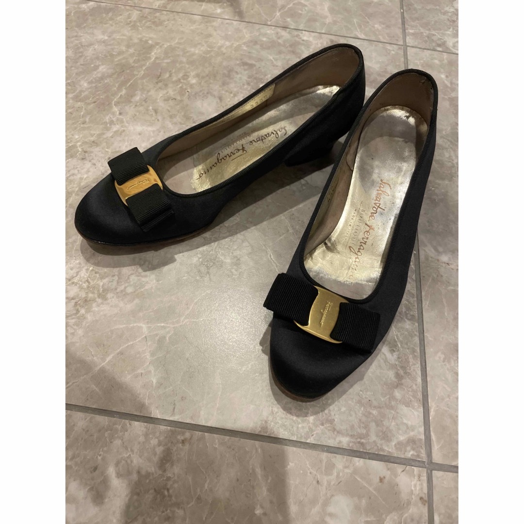 【美品】Salvatore Ferragamoフェラガモ　ヴァラリボン　パンプス