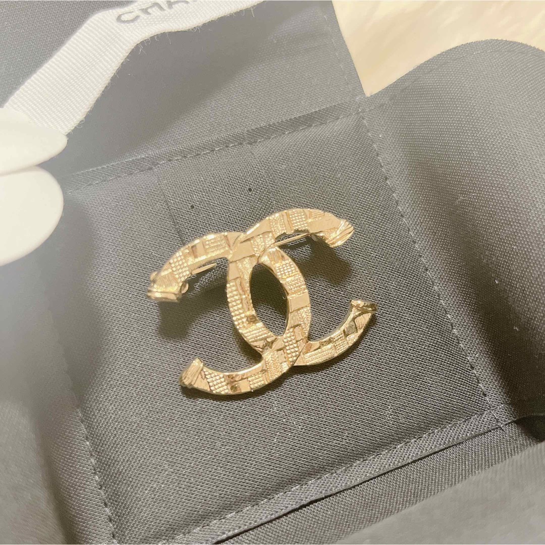 CHANEL(シャネル)のCHANEL ブローチ　ツイード レディースのアクセサリー(ブローチ/コサージュ)の商品写真