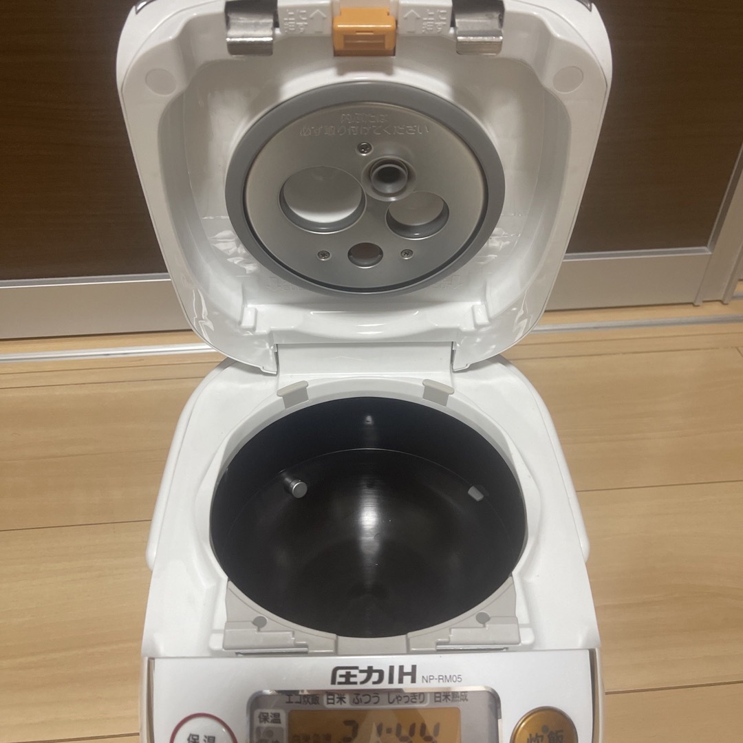 象印(ゾウジルシ)のZOJIRUSHI 圧力IH炊飯器 3合炊き NP-RM05 スマホ/家電/カメラの調理家電(炊飯器)の商品写真