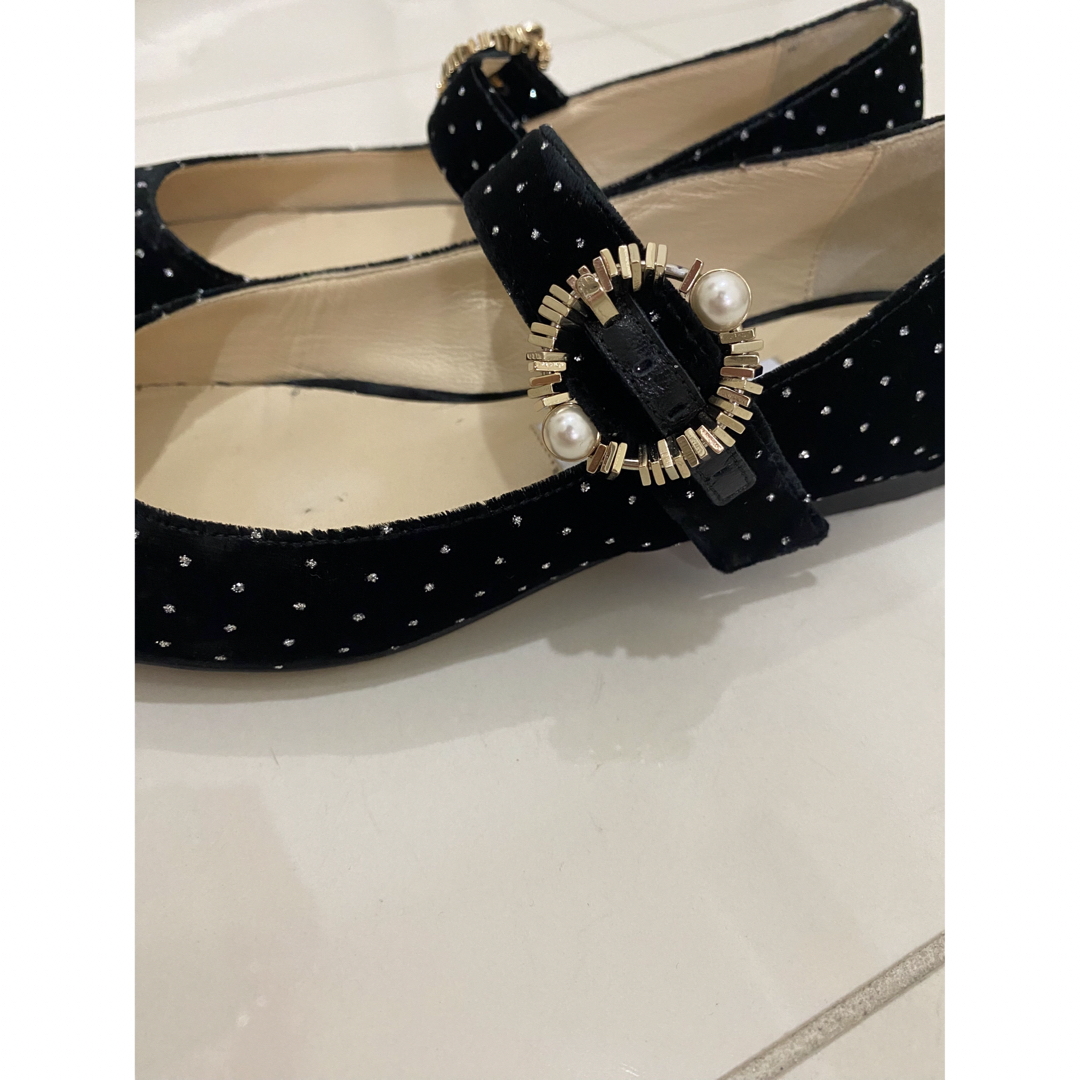 JIMMY CHOO(ジミーチュウ)の美品　Jimmy Chooジミーチュウ　ベロアビジューフラットパンプス レディースの靴/シューズ(ハイヒール/パンプス)の商品写真