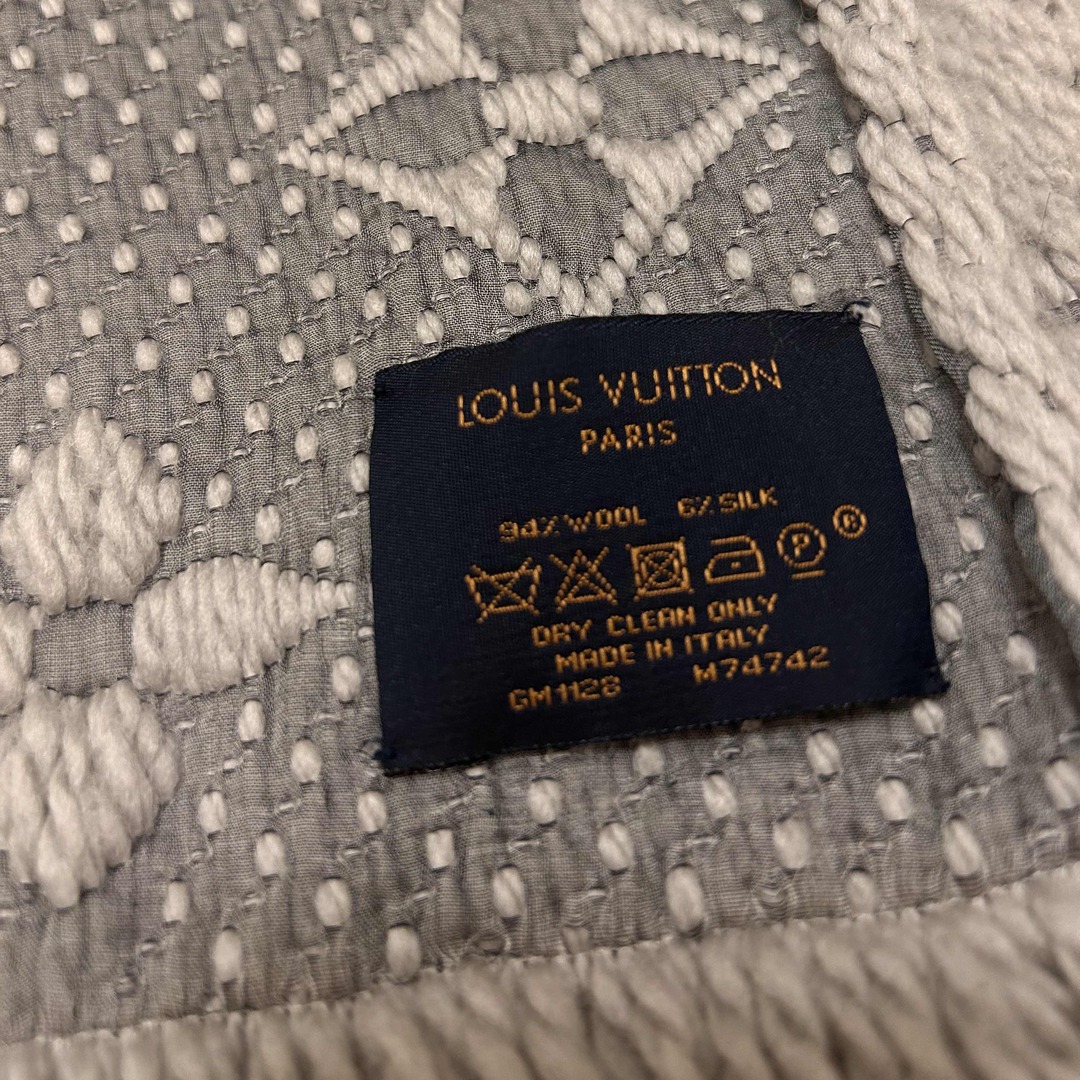 LOUIS VUITTON(ルイヴィトン)の【値引中】ルイ・ヴィトン　マフラー　グレー メンズのファッション小物(マフラー)の商品写真