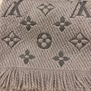 ルイヴィトン(LOUIS VUITTON)の【値引中】ルイ・ヴィトン　マフラー　グレー(マフラー)