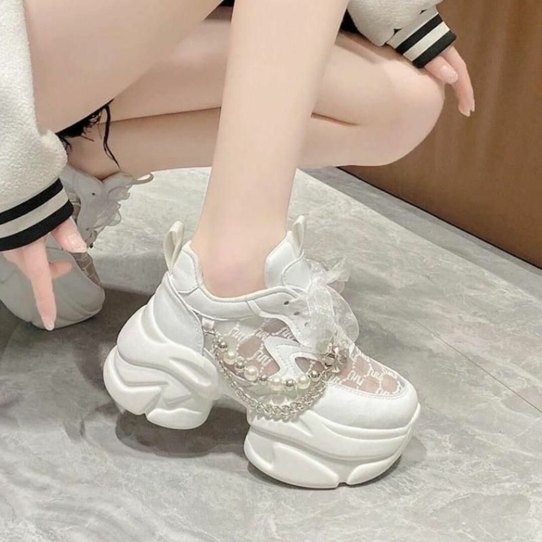 韓国♡足元で魅せる♪ パール チェーン リボン 厚底 スニーカー 靴 美脚 脚長 レディースの靴/シューズ(スニーカー)の商品写真