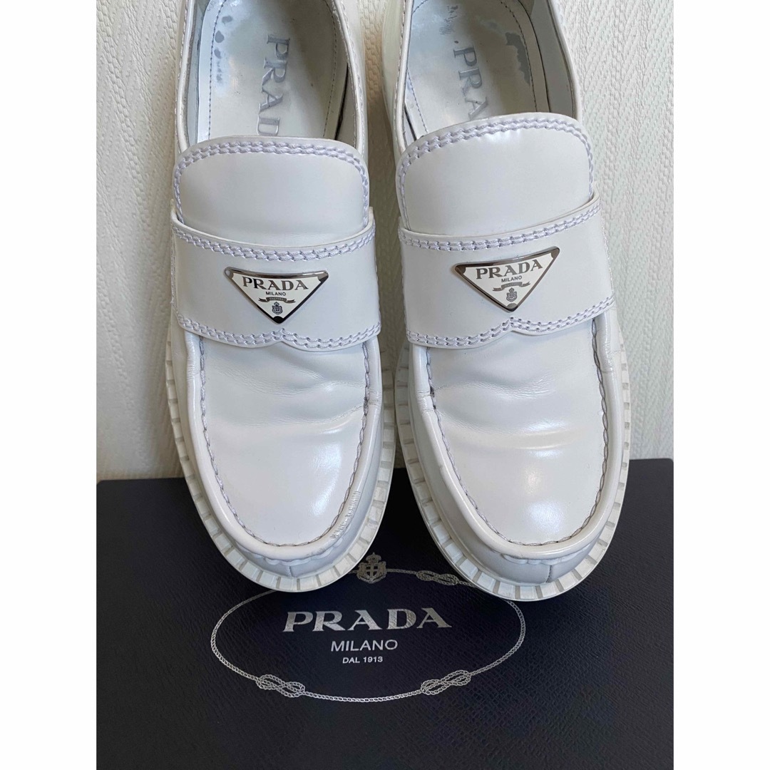 PRADA(プラダ)のPRADA チョコレート ブラッシュドレザー ローファー 6.5 メンズの靴/シューズ(ドレス/ビジネス)の商品写真