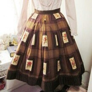 ヴィクトリアンメイデン(Victorian maiden)のローズカード柄スカート(ひざ丈スカート)