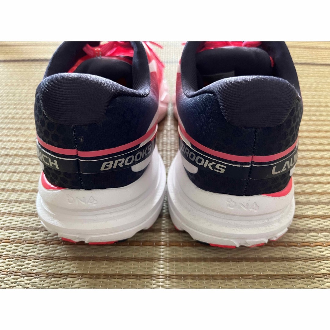 BROOKS ブルックス メッシュ ランニングシューズ ネオンピンク