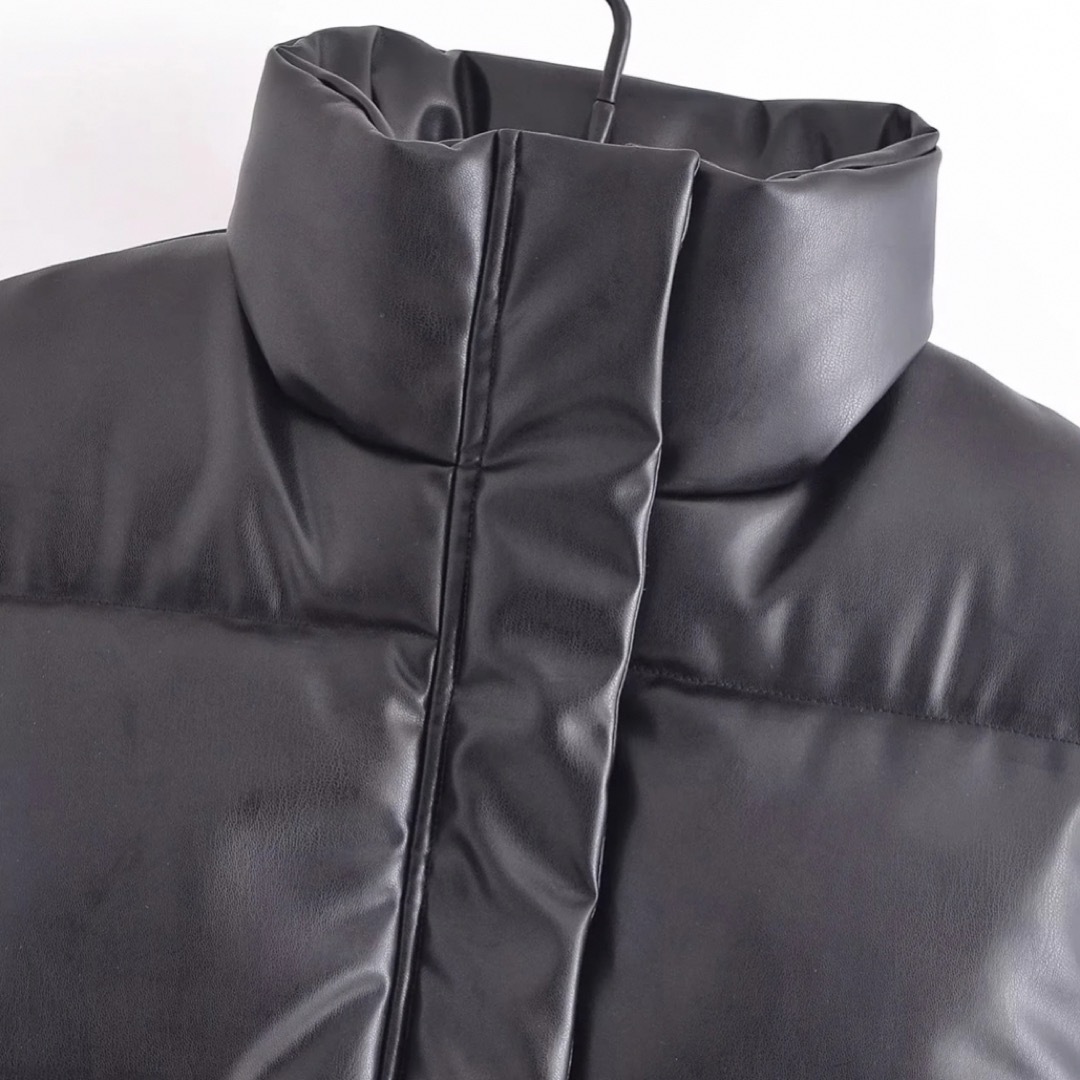 フェイクレザー✅パフ✅ベスト　zara gu H&M ジレ　シーイン　黒　秋 レディースのジャケット/アウター(ダウンベスト)の商品写真