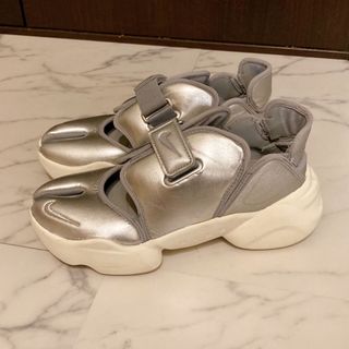 ほぼ未使用NIKEナイキ　アクアリフト　シルバー　24㎝