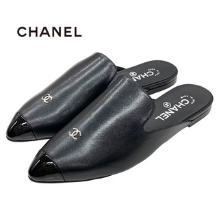 シャネル(CHANEL)のシャネル CHANEL サンダル 靴 シューズ レザー パテント ブラック 黒 シルバー 未使用 フラットサンダル スリッパサンダル ココマーク(サンダル)