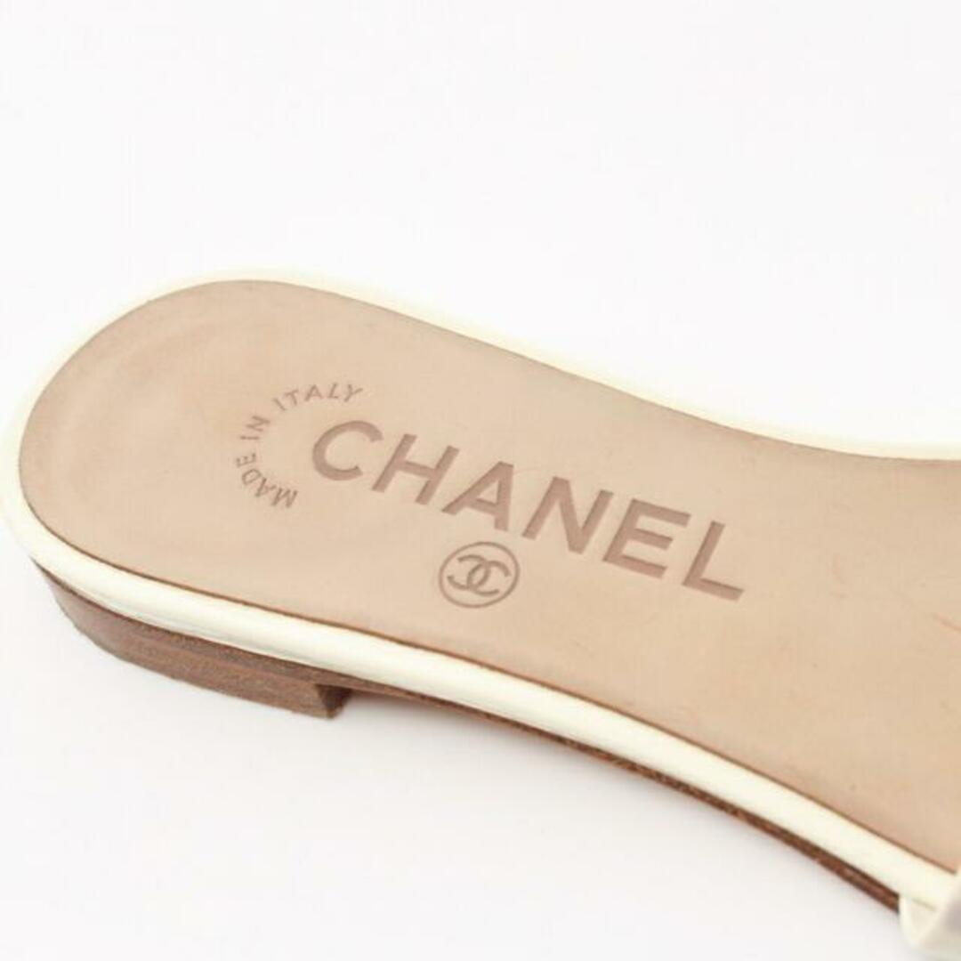 CHANEL - ココマーク ミュール サンダル エナメルレザー ホワイト