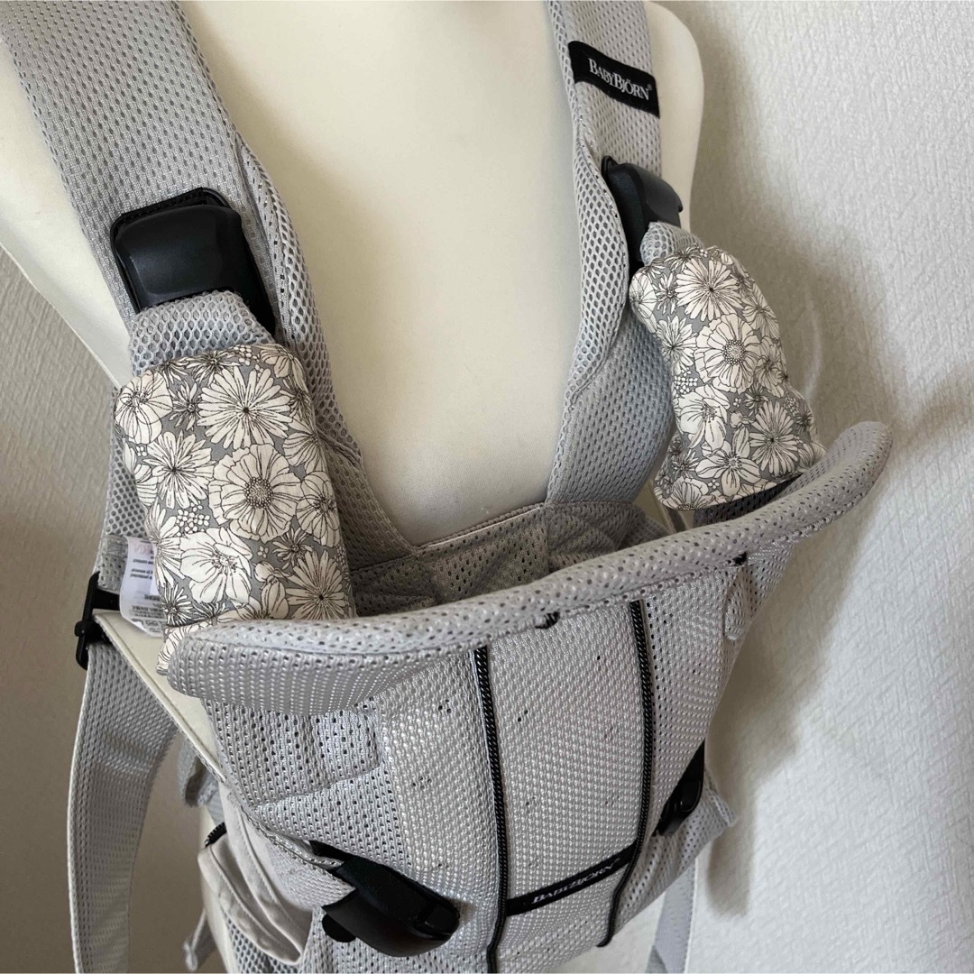 BABYBJORN(ベビービョルン)の抱っこ紐よだれカバー　よだれパッド　ベビービョルン用　ハンドメイド　花柄　 キッズ/ベビー/マタニティの外出/移動用品(抱っこひも/おんぶひも)の商品写真