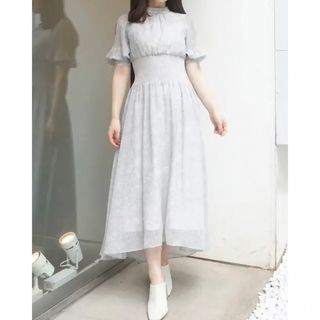 こじはる私服着用 MERCURYDUO 小柄オフショルワンピ 花柄ワンピ