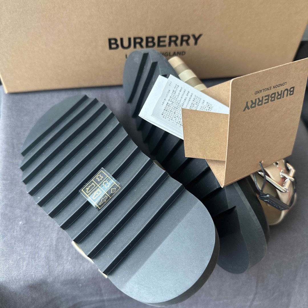 BURBERRY(バーバリー)のBurberry  キッズ　レザーサンダル　新品 キッズ/ベビー/マタニティのキッズ靴/シューズ(15cm~)(サンダル)の商品写真