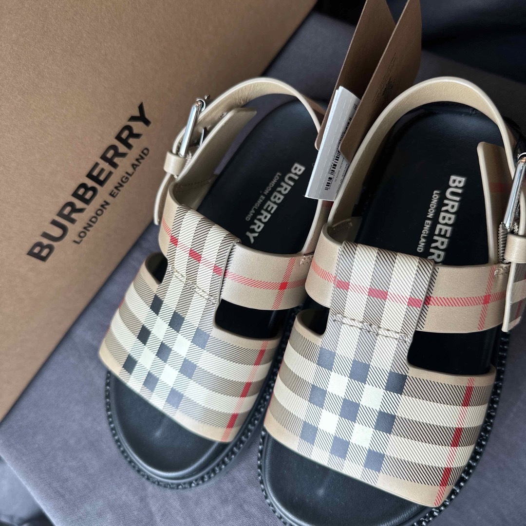 BURBERRY(バーバリー)のBurberry  キッズ　レザーサンダル　新品 キッズ/ベビー/マタニティのキッズ靴/シューズ(15cm~)(サンダル)の商品写真