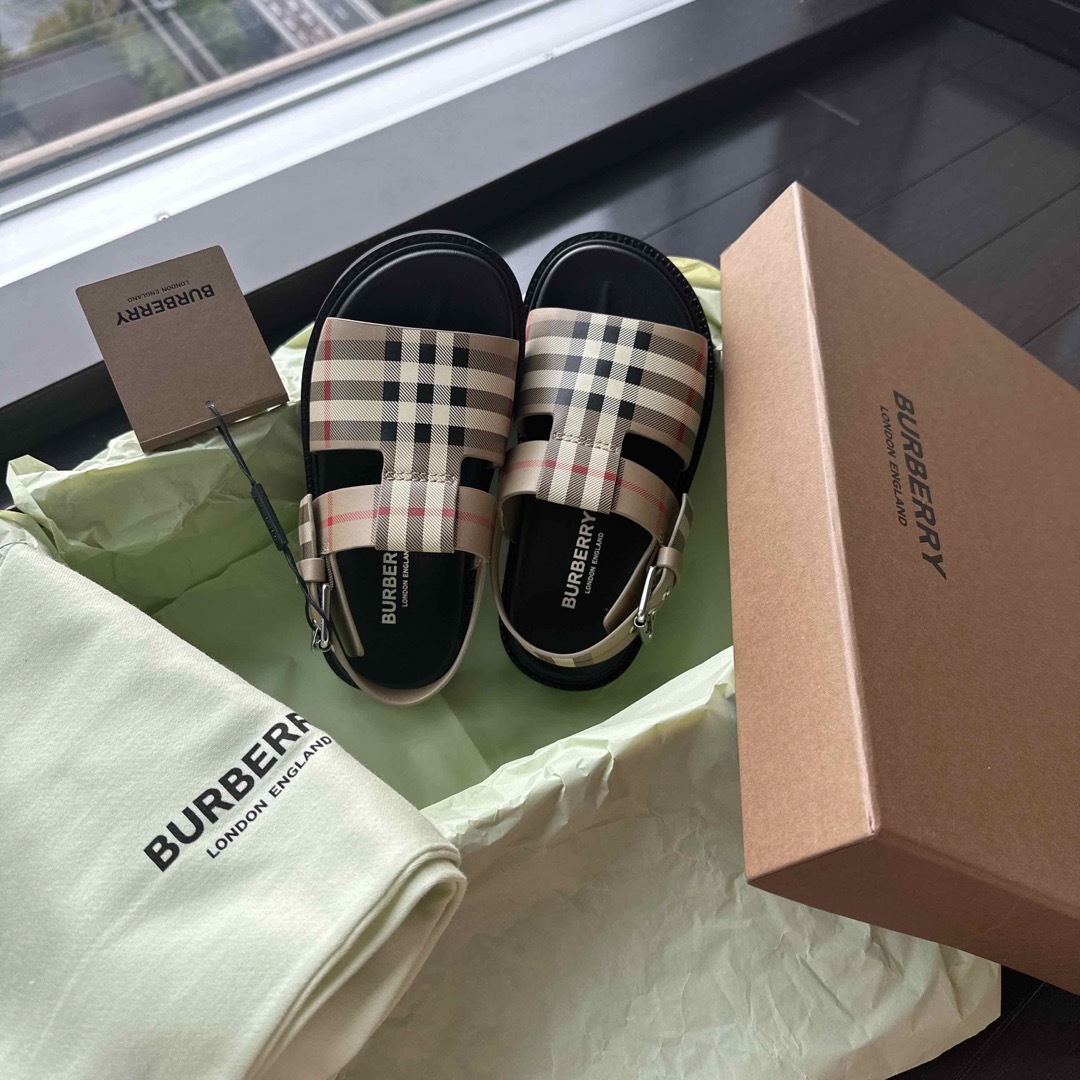 BURBERRY(バーバリー)のBurberry  キッズ　レザーサンダル　新品 キッズ/ベビー/マタニティのキッズ靴/シューズ(15cm~)(サンダル)の商品写真